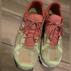 OnCloud women’s size 9.5